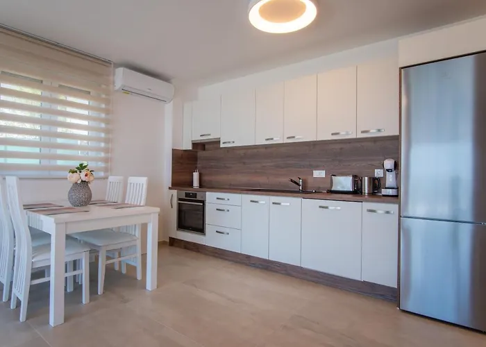 Apartments Mandre I