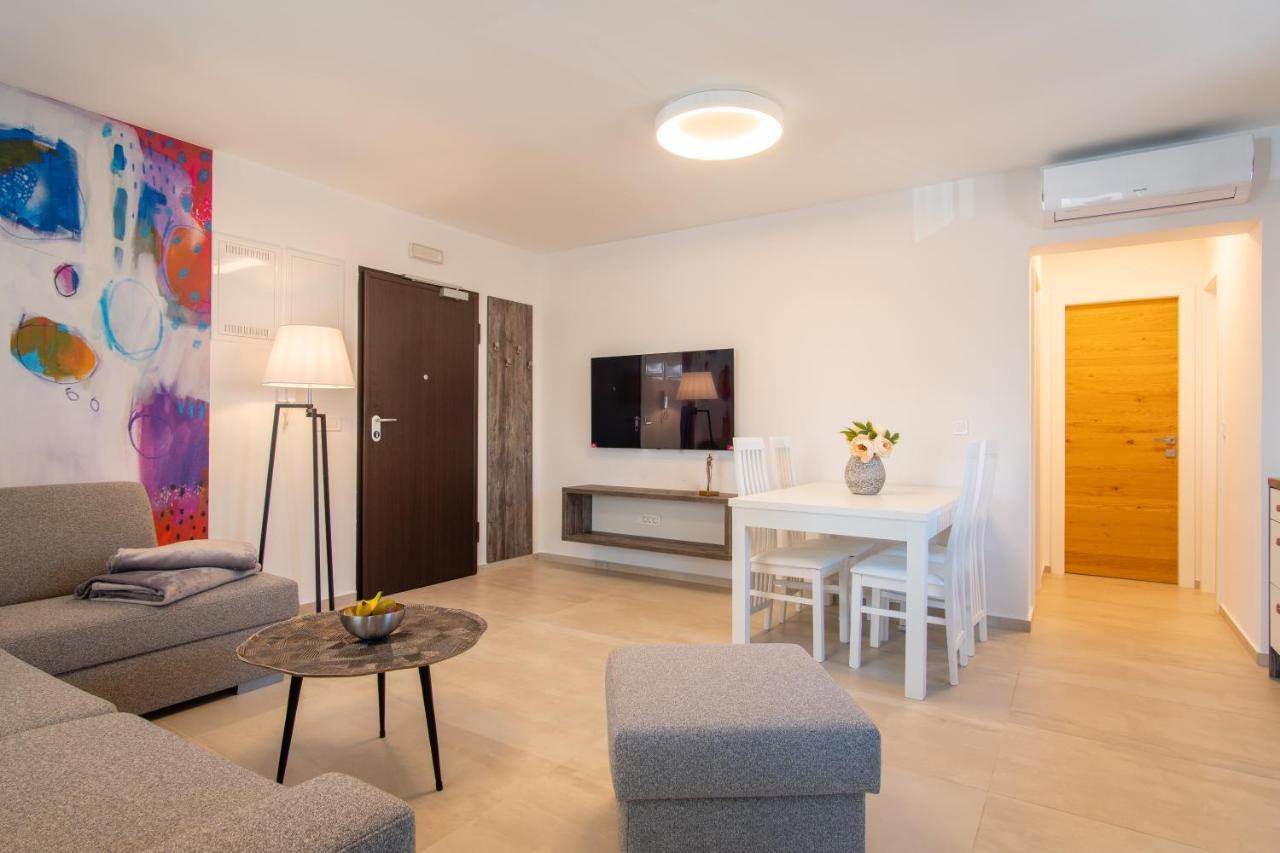 I Apartment *
